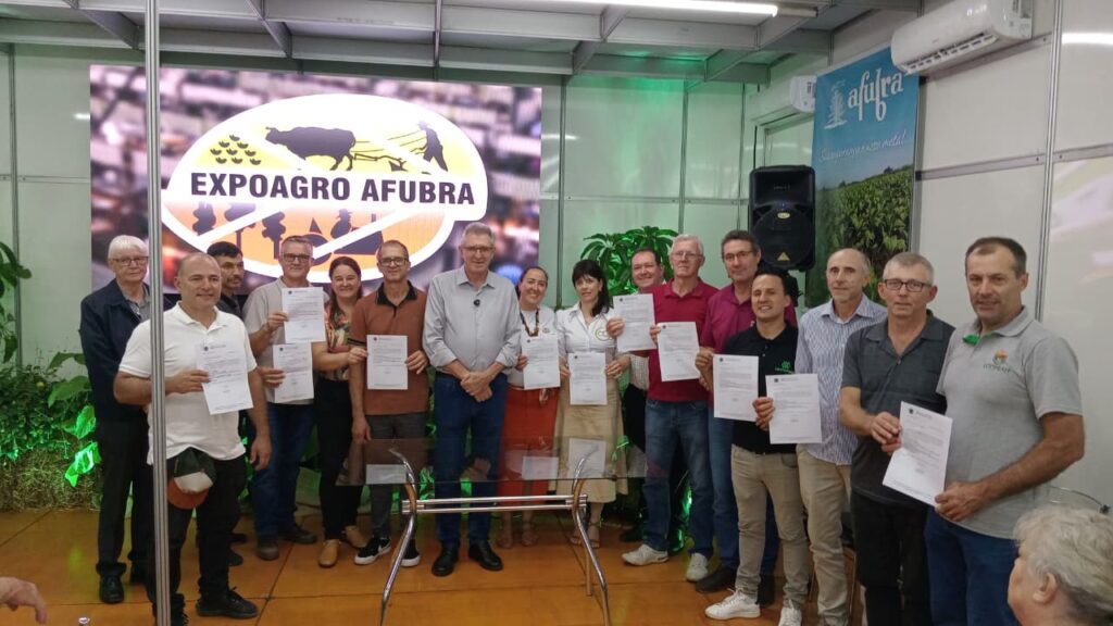 Heitor Schuch entrega R$ 1,2 milhão para cooperativas da agricultura familiar via PAA