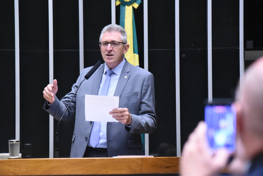 Câmara aprova PEC que garante recursos mínimos para assistência social