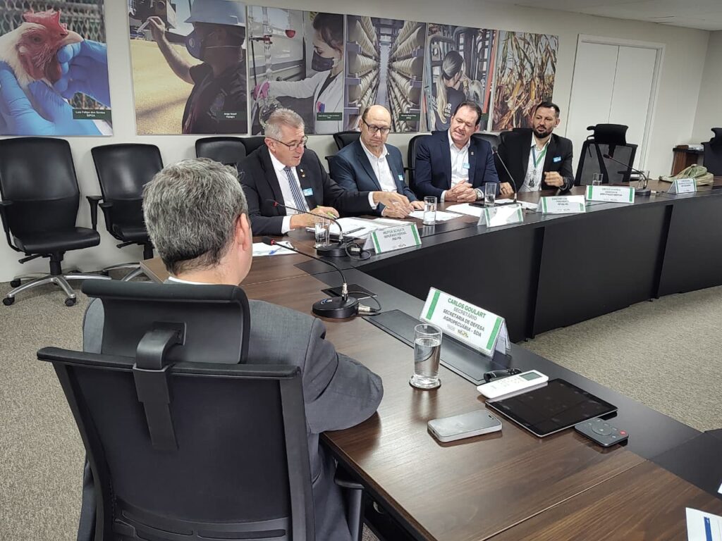 Mapa vem ao RS explicar nova norma do morango após pressão de deputados e Fetag