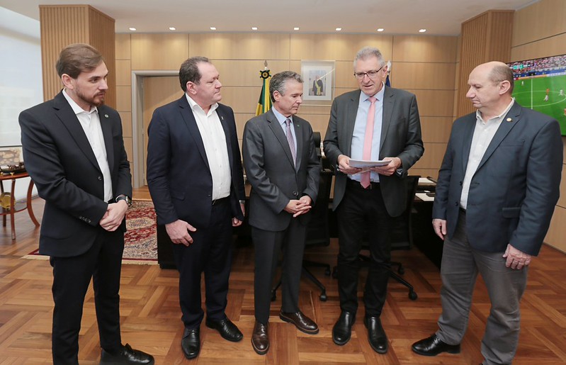 Após mobilização de Schuch e Weber, governo prorroga exigências da portaria do morango até fevereiro de 2027